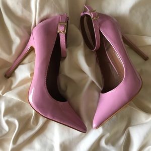 Pointed toe pink pumps